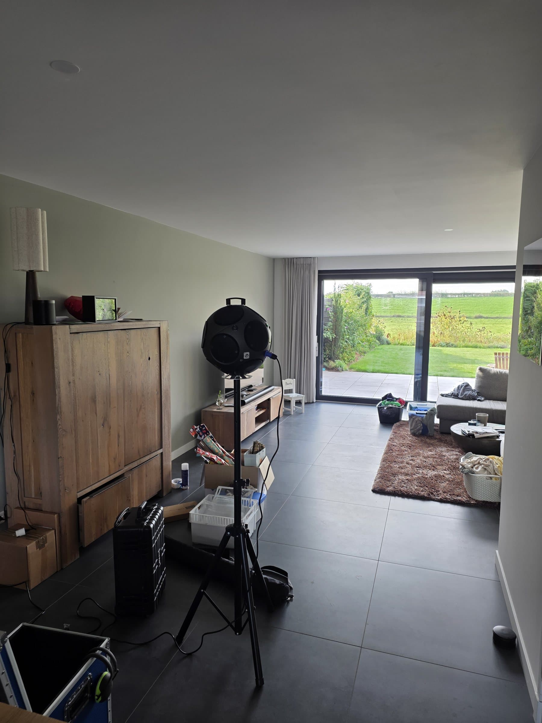 Meetopstelling in een woning: dodecaëder-luidspreker op statief.